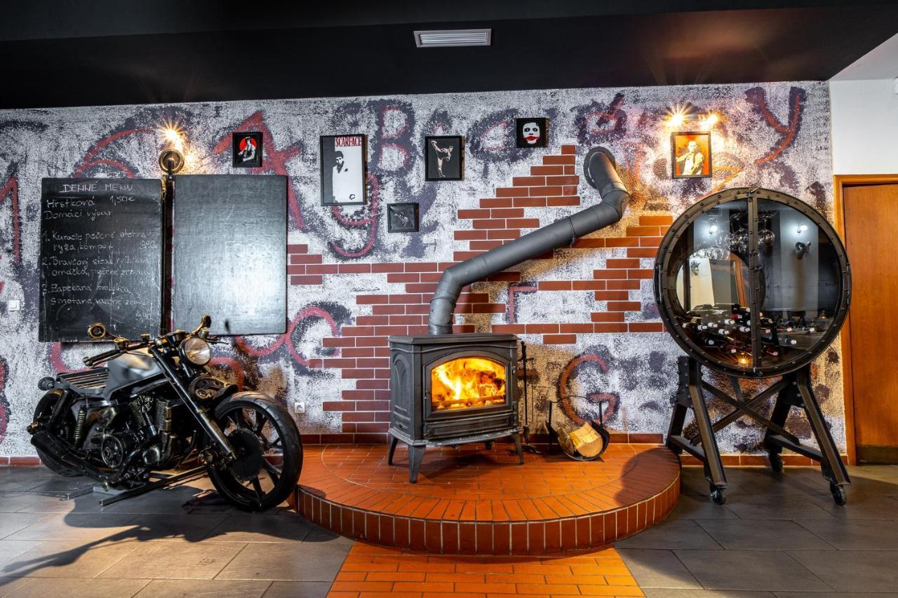 Red Deer Hotel Brezno Dış mekan fotoğraf