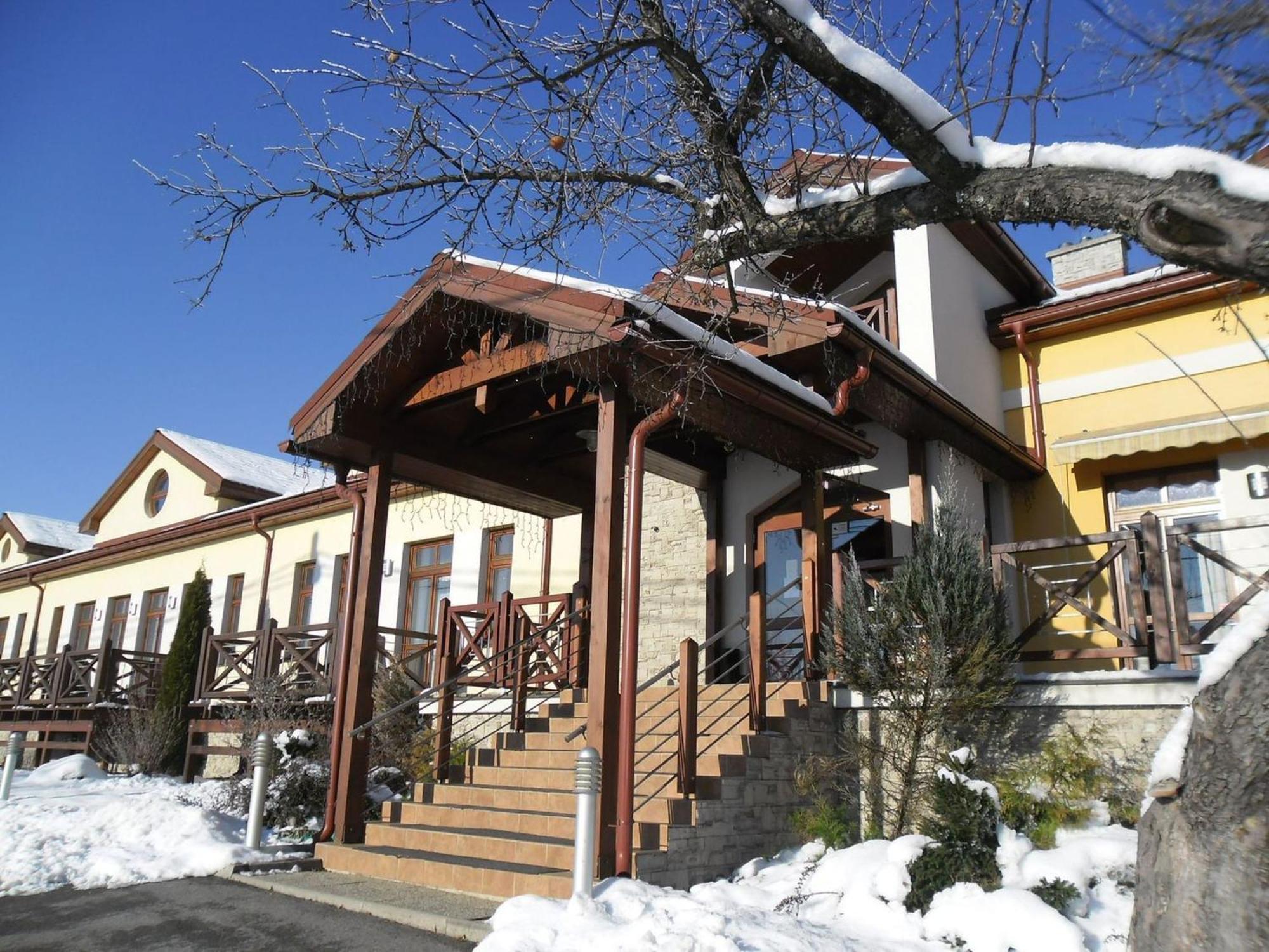 Red Deer Hotel Brezno Dış mekan fotoğraf