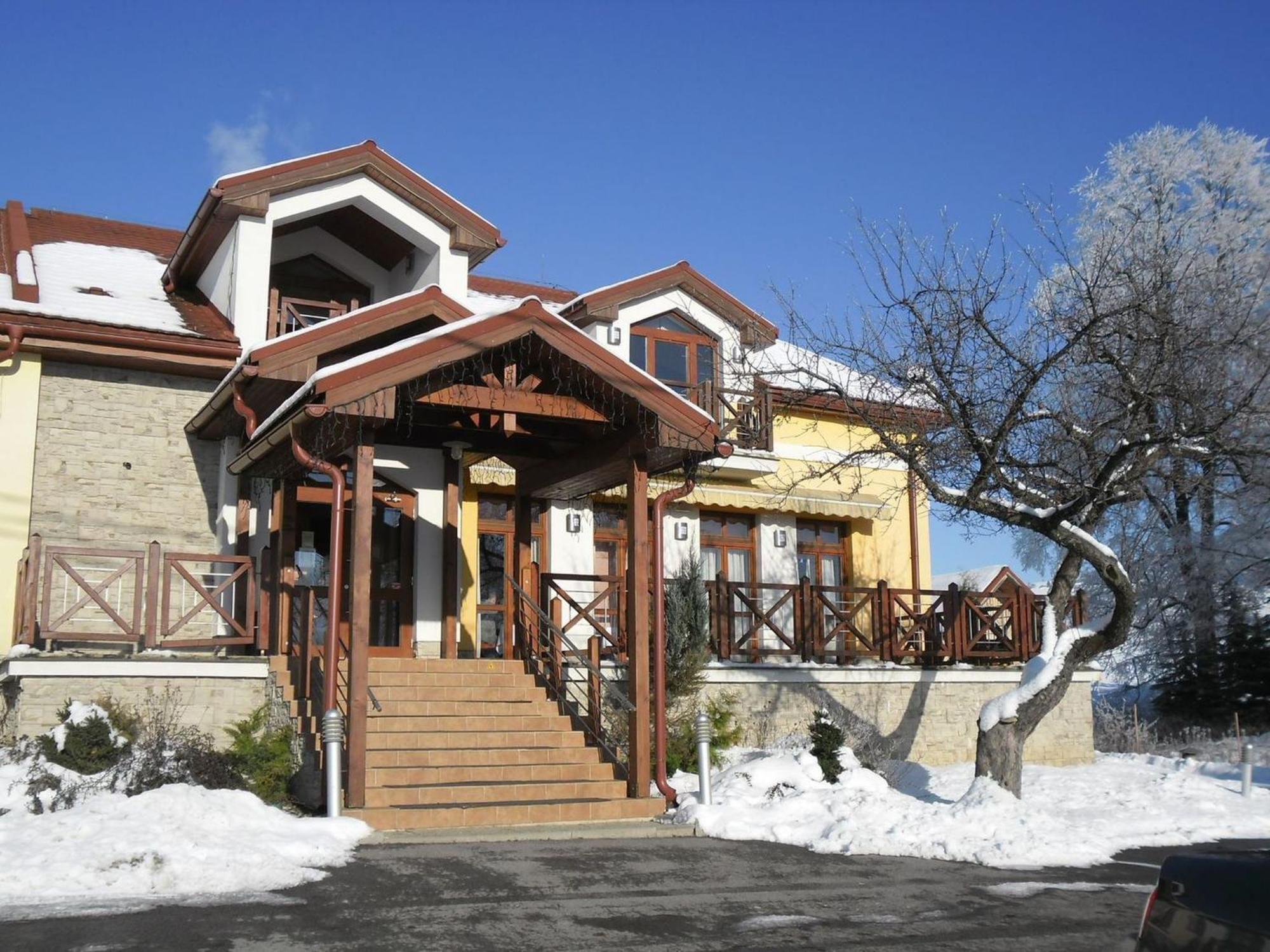 Red Deer Hotel Brezno Dış mekan fotoğraf
